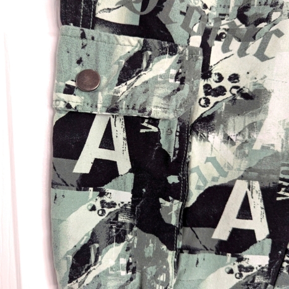 Urban Kids (Size Medium) Unisex Camo Graphic Cargo Pants - Picture 4 of 14